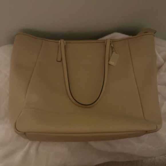 Beautiful Coach…Authentic & Classy Excellent condition..Large and spacious - Picture 3 of 7